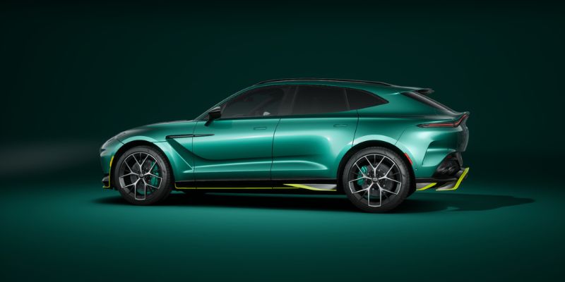  2025 Aston Martin DBX707 performance