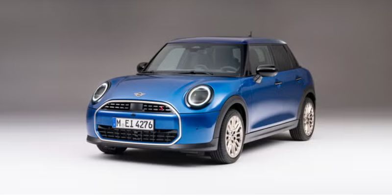 2025 Mini Cooper S Hardtop 4 Door Iconic photo 2